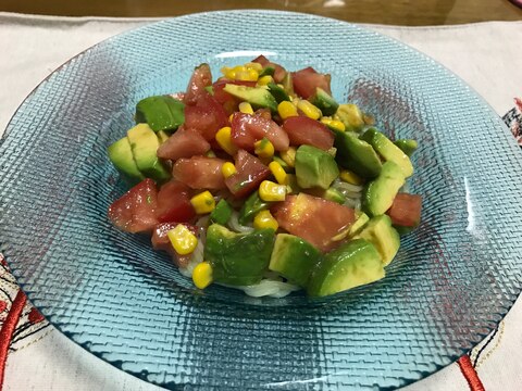 彩り鮮やかアボカド&トマト冷麺